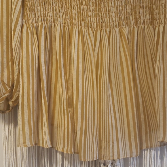 RW&CO Flowy sheer yellow top - Picture 5 of 5